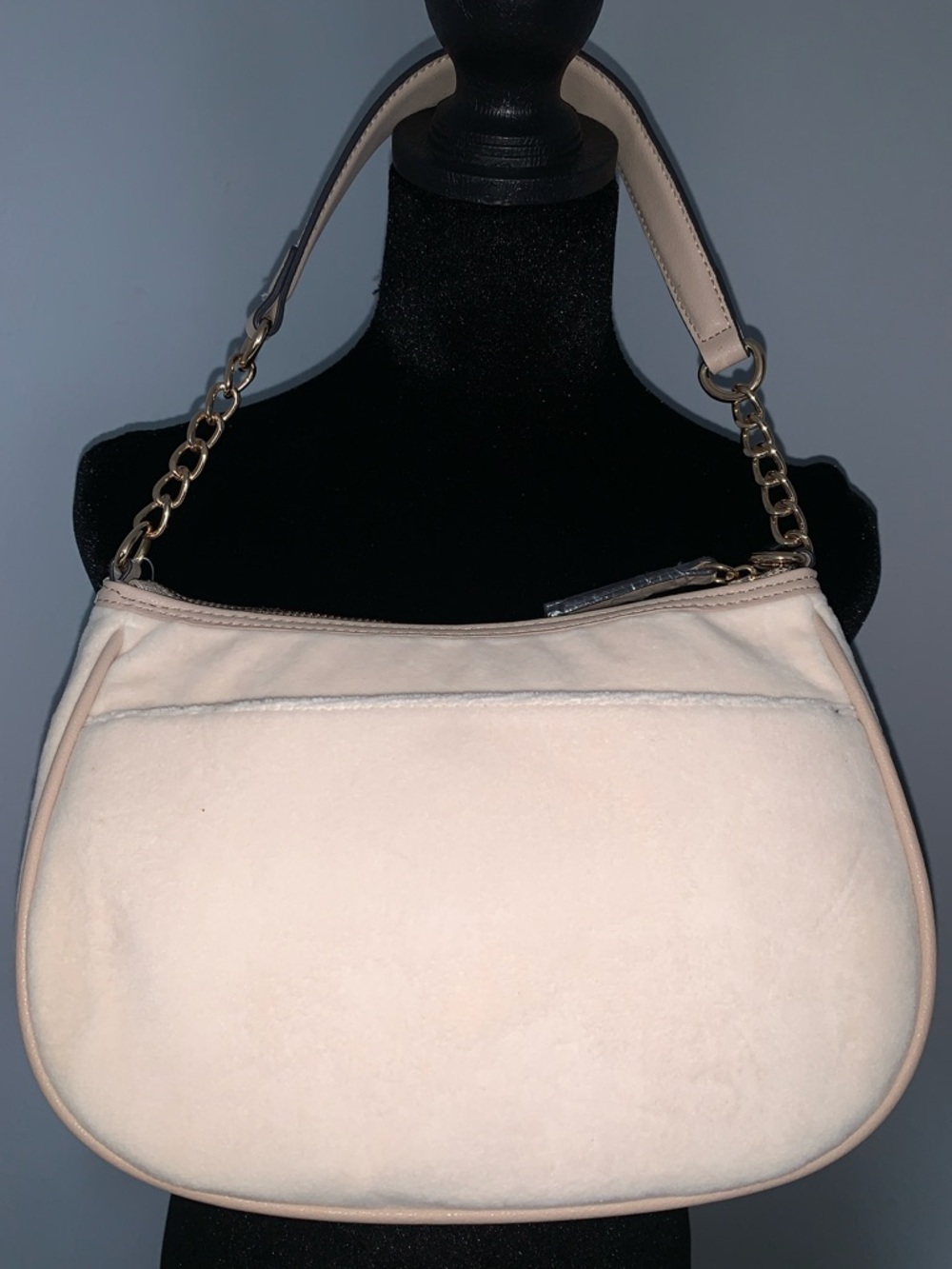 ๐- Juicy Couture Soft White Shoulder Bag with Gold Embroidered Crest - Picture 10 of 14